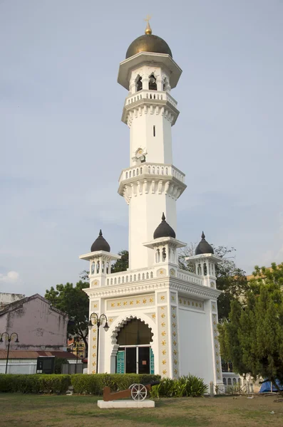 Tower in garden of Kapitan Keling Mosque — Stock Photo, Image