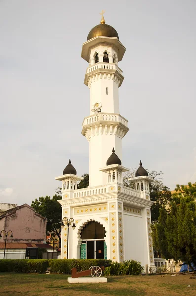 Torre en el jardín de la mezquita Kapitan Keling — Foto de Stock