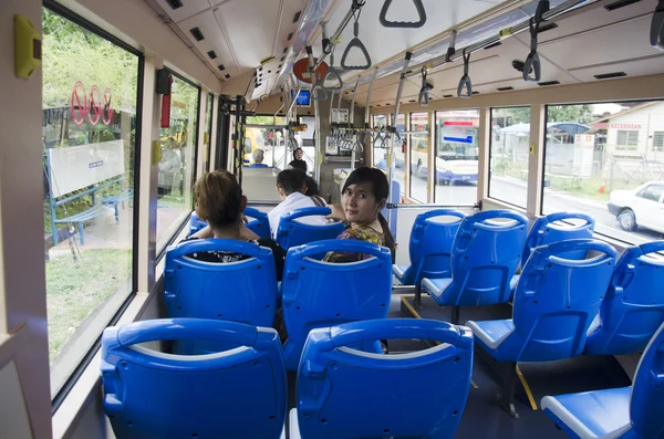 Reisende thailändische Frauen und malaysische Menschen sitzen und schlafen im Bus g — Stockfoto