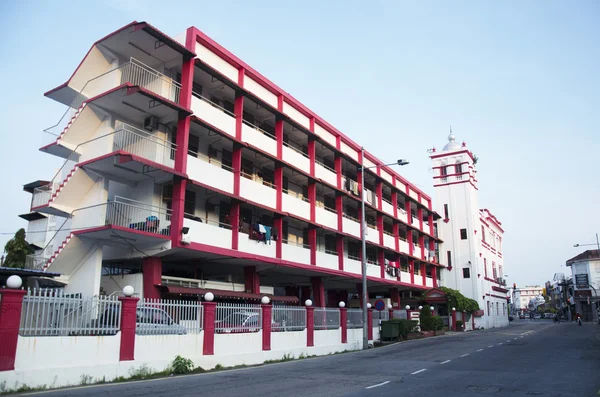 Classique bel immeuble de bureaux caserne de pompiers pour voyageur vis — Photo