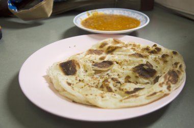 Roti Mataba ton balığı massaman köri Malezya tarzı ile