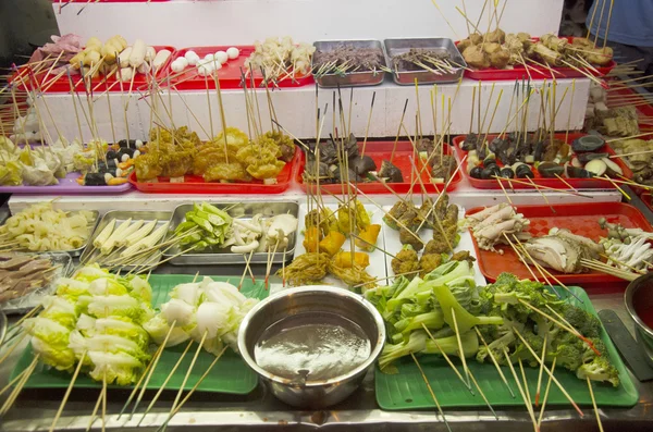 La gente compra y cocina Lok Lok comida al estilo malayo —  Fotos de Stock