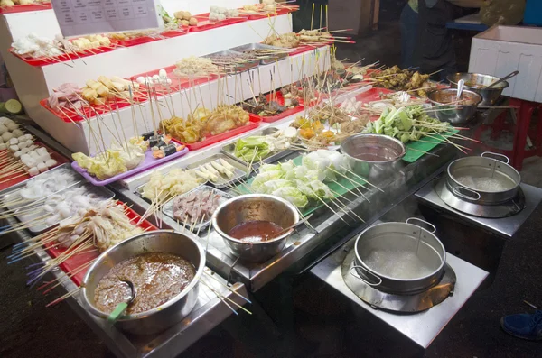 La gente compra y cocina Lok Lok comida al estilo malayo — Foto de Stock