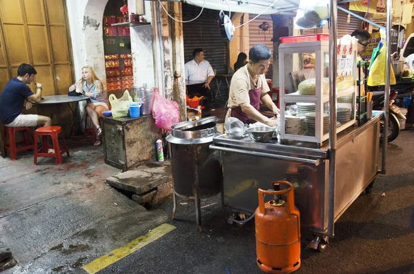 Малайзийцы готовят еду на ночном рынке в Джорджтауне — стоковое фото