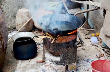 Phu Tay etnik insanlar soba yanan kömür ve su kaynatın 