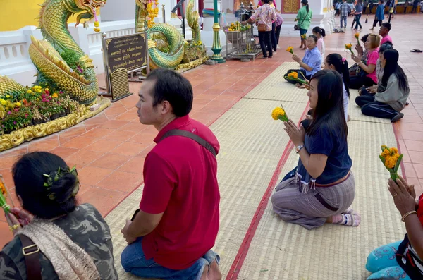 Les Thaïlandais et les voyageurs visitent la marche et prient Chedi et — Photo