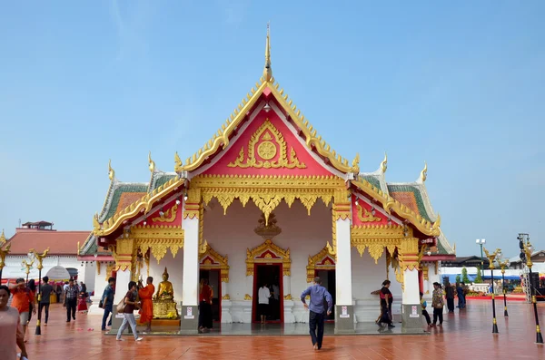 Les Thaïlandais et les voyageurs visitent la marche et prient Chedi et — Photo