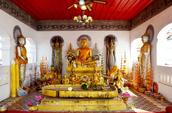 Estatua de oro de la imagen buddha de Phra que Choeng Chum templo — Foto de Stock