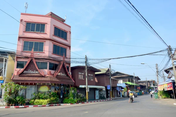 Lalu lintas jalan dan persimpangan di Sakonnakhon kota di pagi hari — Stok Foto