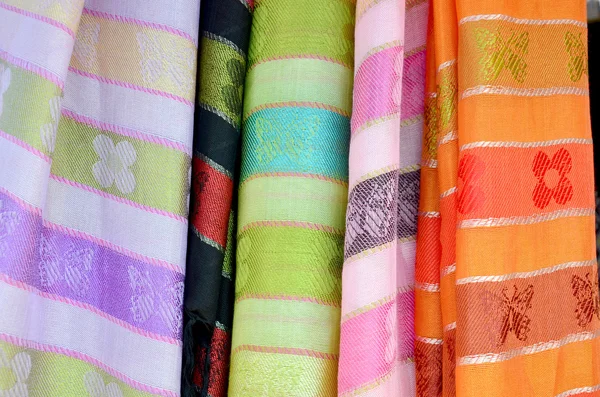 Bufanda colorida y estilo tailandés de tela para la venta y ropa local — Foto de Stock