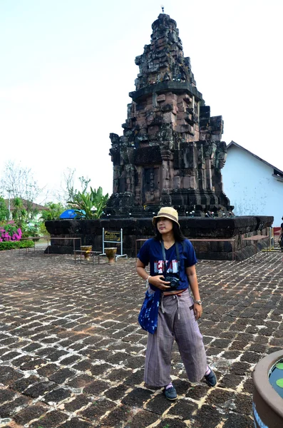 Viajero tailandés mujer de viaje y retrato en Phra That Narai Cheng — Foto de Stock