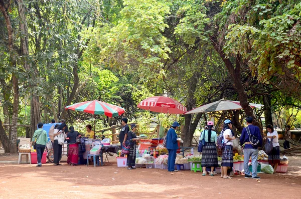 I thailandesi vendono e comprano prodotti al mercato locale thailandese — Foto Stock