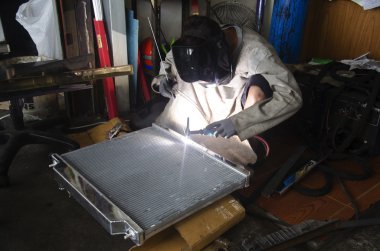 Tay insanlar saptamak için kaynak elektrik kullanımı ve radyatör lehim