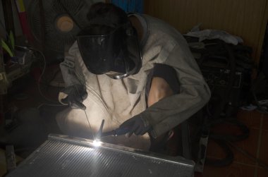 Tay insanlar saptamak için kaynak elektrik kullanımı ve radyatör lehim 