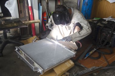 Tay insanlar saptamak için kaynak elektrik kullanımı ve radyatör lehim 