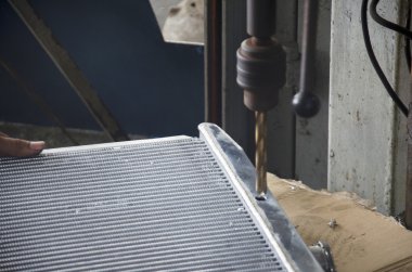 Tay insanlar kullanımı matkap makinesi delinmiş radyatör araba