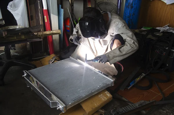 Tay insanlar saptamak için kaynak elektrik kullanımı ve radyatör lehim