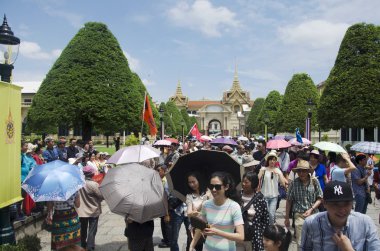 Tay insanlar ve grup tur yürüme Wat P tarafında seyahat gitmek