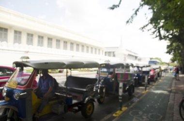 Trafik ve üç tekerlekli bisiklet makine taksi veya Tuk Tuk bulanık hareket 