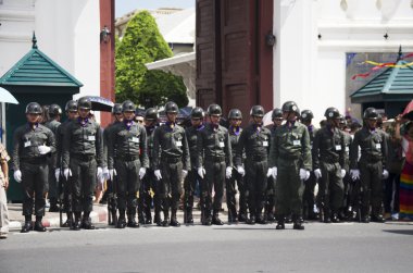 askerler satır Wat Phra Kaew Tapınağı önünde durmak