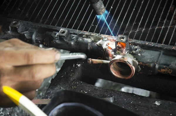 Тайцы используют свинцовую и газовую сварку для установки и припоя радиатора — стоковое фото