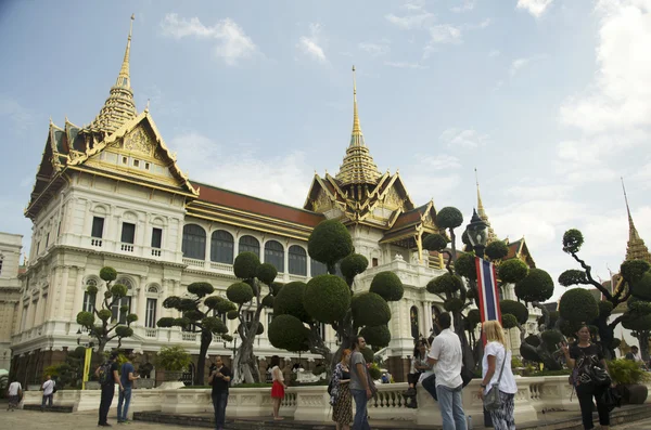 タイの人々 とグループのツアー訪問ワットに壮大な宮殿を旅行 — ストック写真