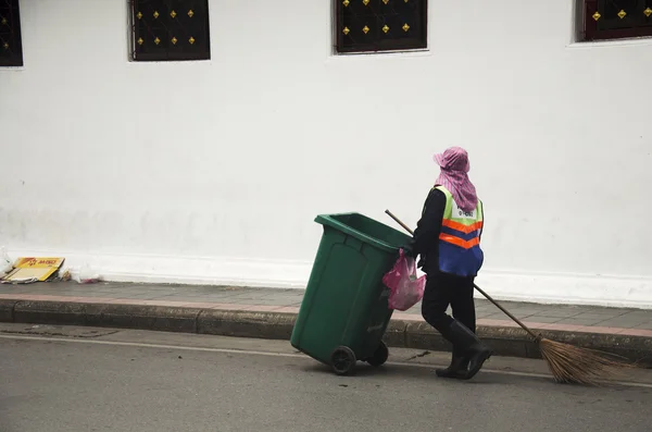 Mujer tailandesa barrendero limpieza de trabajo mantener la basura y empujar g — Foto de Stock