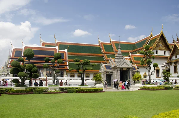 Thai people and group tour visit and travel Grand Palace in Wat — Foto Stock