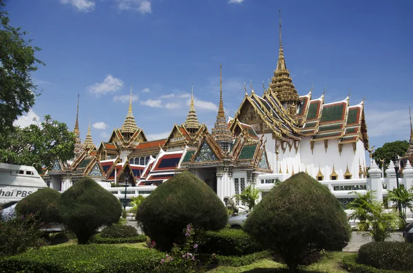 Thai people and group tour visit and travel Grand palace in Wat — Stock Photo, Image