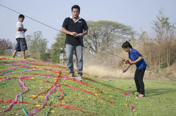 Chinese tradition and culture my family throw colored paper on a — Stock Photo, Image