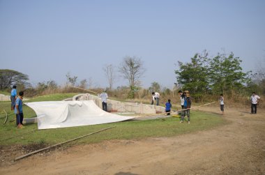 Tay işçi hazırlamak çadır Ancesto bir mezarlığı dua insanlar için