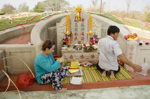 My family praying and sacrificial offering food and joss paper t — Stock Photo, Image