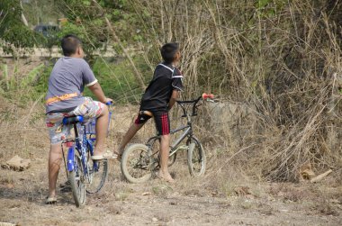 Tay çocuklar Bisiklet Sritasala mezarlığı Çince mezar, bisikleti