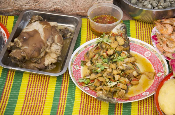 Comida y mariscos de Sacrificio ofreciendo cultura china para anc — Foto de Stock