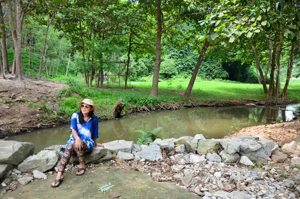 Thaise vrouw portret op stroom van watervallen in de buurt van warmwaterbronnen pon — Stockfoto