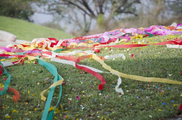 Tradição chinesa e processo de cultura papel colorido colocar em uma gra — Fotografia de Stock