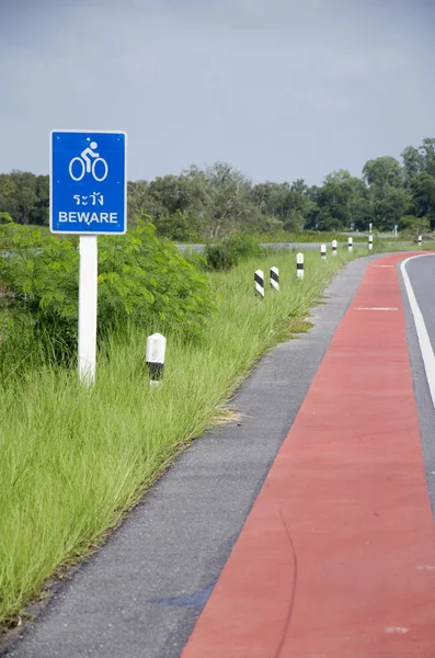 Carril bici en la carretera en el campo en Phatthalung — Foto de Stock