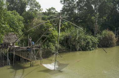 Tay yaşlı adam insanlar Balık tutma asansörle ve cana net makine daldırma