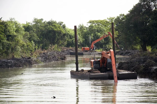 Grävskopa grävmaskin maskin muddra kanalen vid Ban Pak Pra fiske — Stockfoto