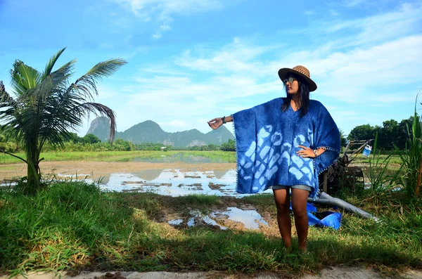 Les femmes thaïlandaises portent des vêtements indigo portrait couleur naturelle à l'extérieur — Photo