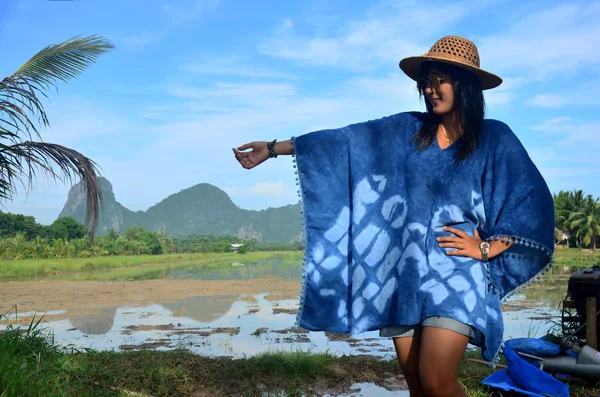 Les femmes thaïlandaises portent des vêtements indigo portrait couleur naturelle à l'extérieur — Photo
