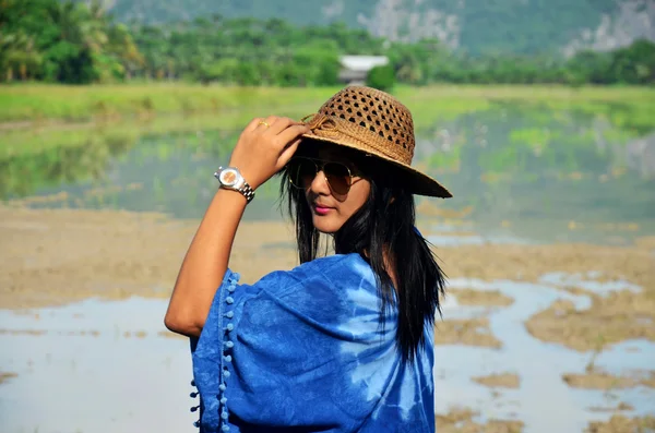 Las mujeres tailandesas usan ropa índigo color natural retrato al aire libre —  Fotos de Stock