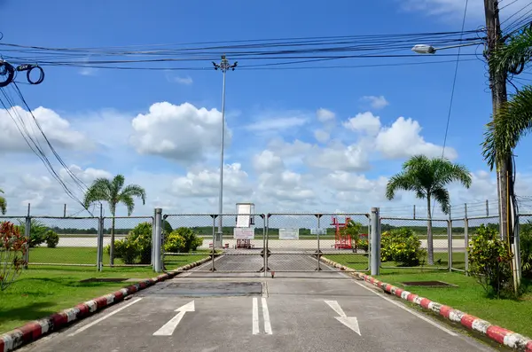 Carretera y pista con valla de malla del aeropuerto de Trang —  Fotos de Stock