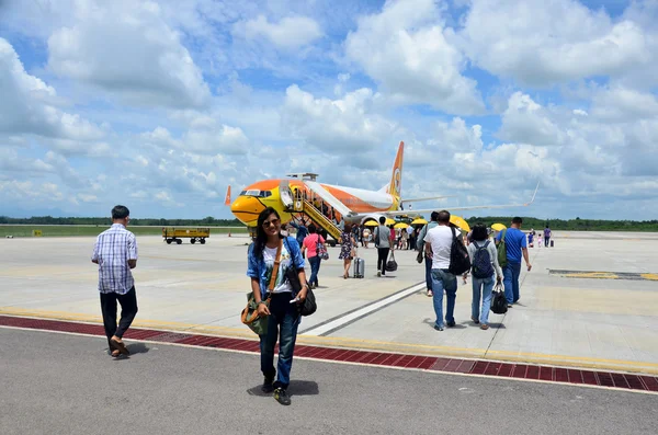 Thai people passenger walking entrance airplane at Trang Airport — Stock Photo, Image