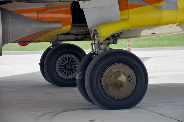 Motor a reacción y rueda del avión —  Fotos de Stock