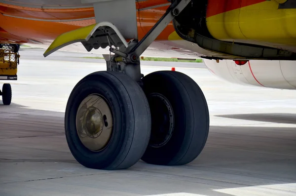 Motor a reacción y rueda del avión —  Fotos de Stock