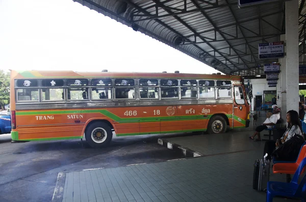 Thai people and passengers wait for bus time out at Trang bus te — Stock Photo, Image