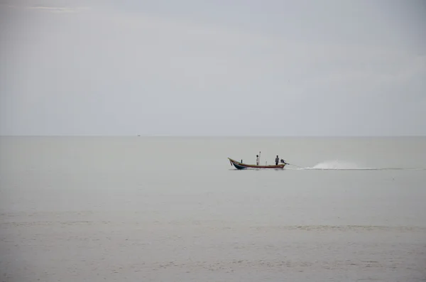 Barco de pesca flutuando no mar de manhã — Fotografia de Stock