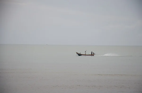 Barco de pesca flotando en el mar en la mañana y el amanecer — Foto de Stock