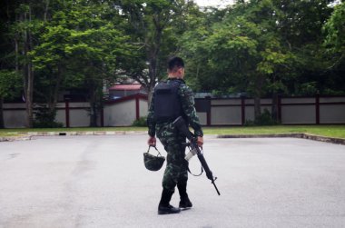 Tayland askerleri gitmek için denetim noktası lanet yürüme korumak bir